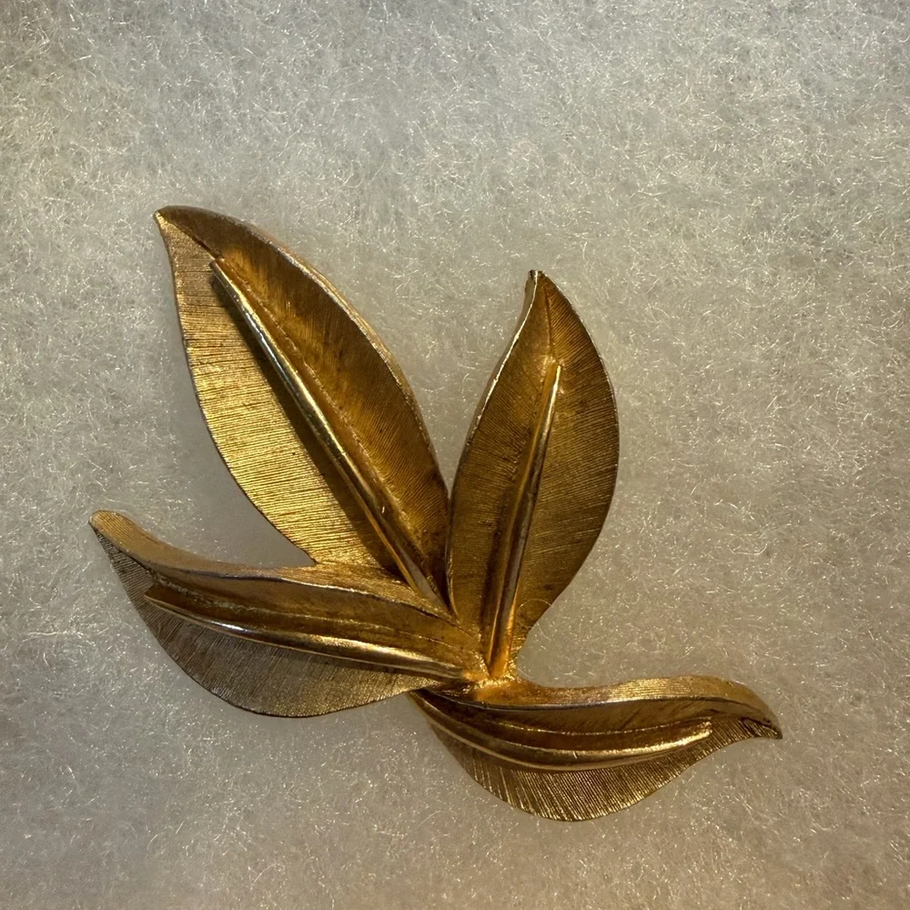 Vintage Crown Trifari Gold Tone Leaf Brooch